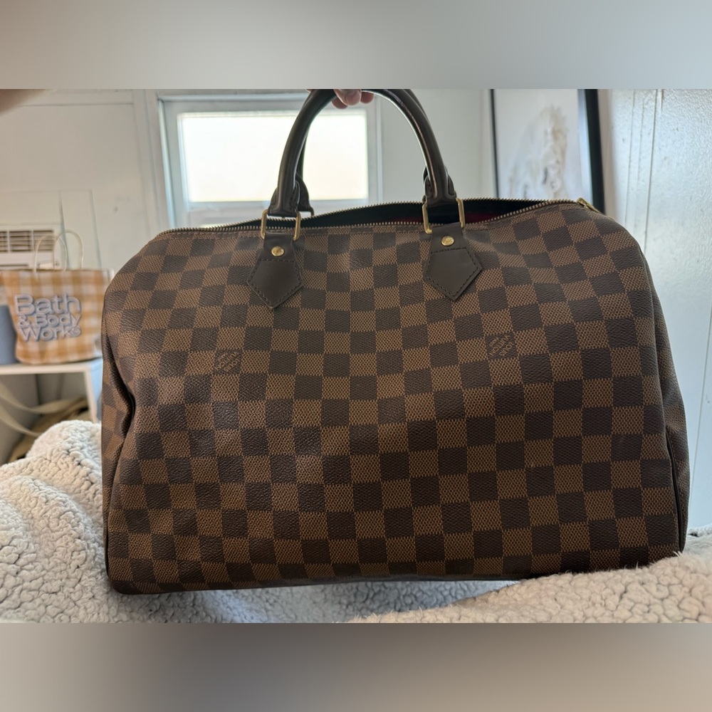 11.8 x 8.3 x 6.7 inches. Damier Ebene coated canvas
Padlock with both keys!